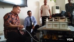 Prof. Sarwidi (baju batik) menunjukkan cara kerja Simutaga di kantor BPBD DIY hari Selasa 28/8. (Foto: Nurhadi/VOA)