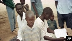 FILE - Watoto wa KiSudan katika kambi ya Kakuma Kenya, April 24, 2000.