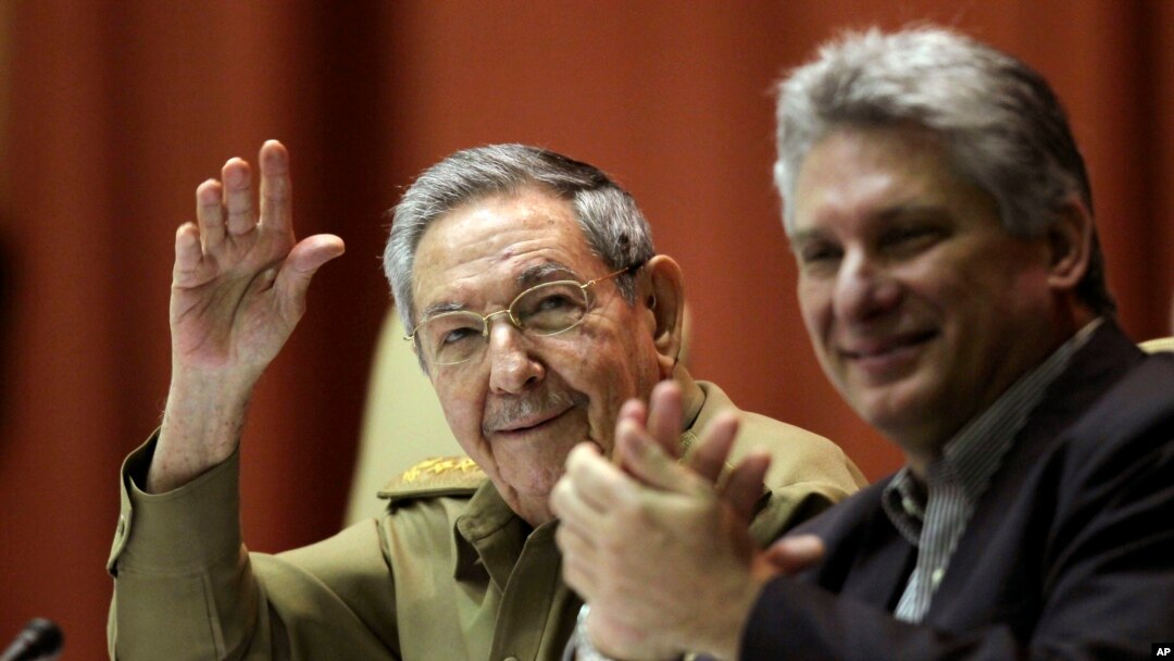 El presidente cubano Raúl Castro celebra la aprobación de una declaración de apoyo por las nuevas relaciones con EE.UU.