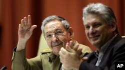 El presidente cubano Raúl Castro celebra la aprobación de una declaración de apoyo por las nuevas relaciones con EE.UU.