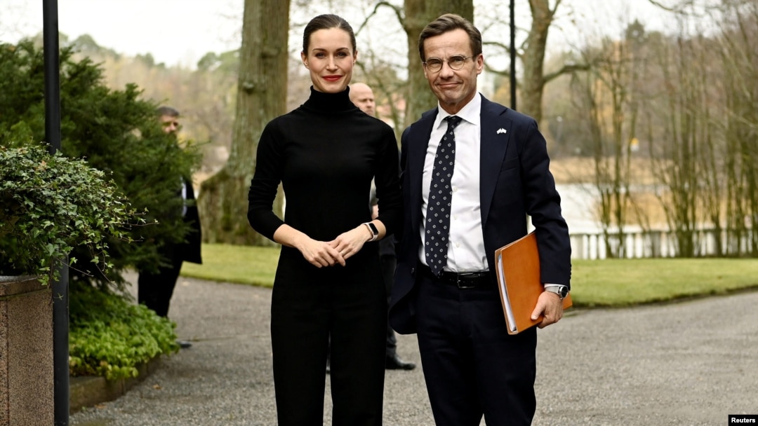 Perdana Menteri Finlandia Sanna Marin (kiri) menerima Perdana Menteri Swedia Ulf Kristersson di Helsinki, Finlandia. 