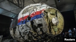 Puing pesawat Malaysia Airlines MH17 yang direkonstruksi yang jatuh di atas Ukraina pada Juli 2014 terlihat di Gilze Rijen, Belanda, 13 Oktober 2015. (Foto: REUTERS/Michael Kooren)