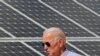 資料圖片：民主黨2020 年美國總統候選人拜登走過位於普利茅斯市的太陽能電池板