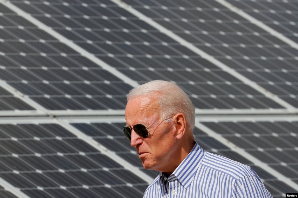 资料照片：美国时任总统候选人和前副总统拜登在新罕布什尔州视察太阳能制造产业。（2019年6月4日）(photo:VOA)