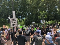 Anti-police violence protesters gather near White House, Sunday, May 31, 2020. (Photo: Ralph Robinson / VOA)