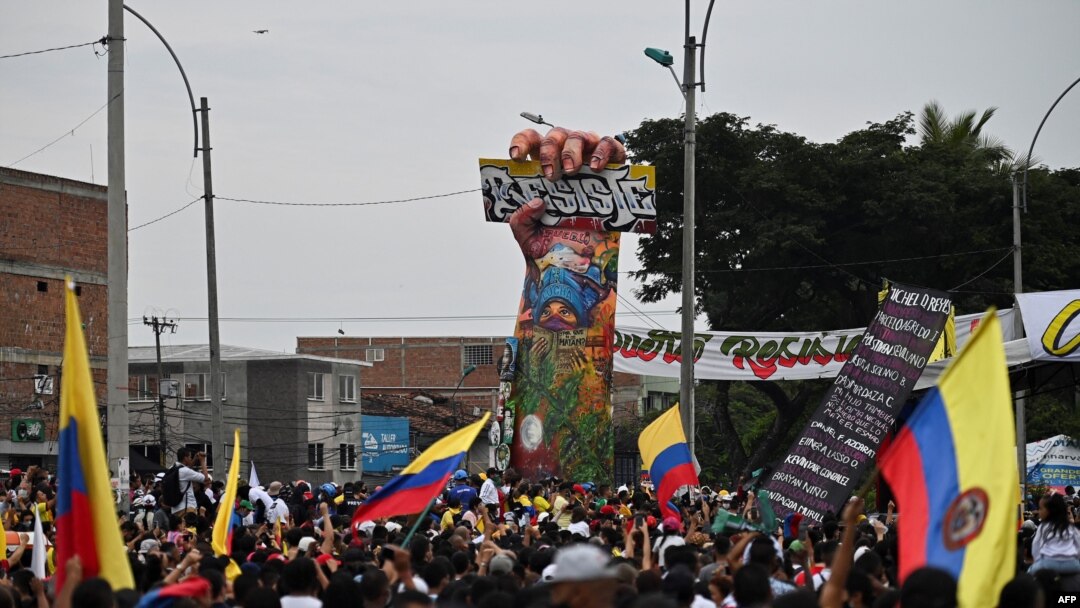 Un monumento a la resistencia construido por manifestantes y lugareños se ve en Cali, Colombia, en medio de protestas en curso contra el gobierno del presidente colombiano Iván Duque, el 13 de junio de 2021.