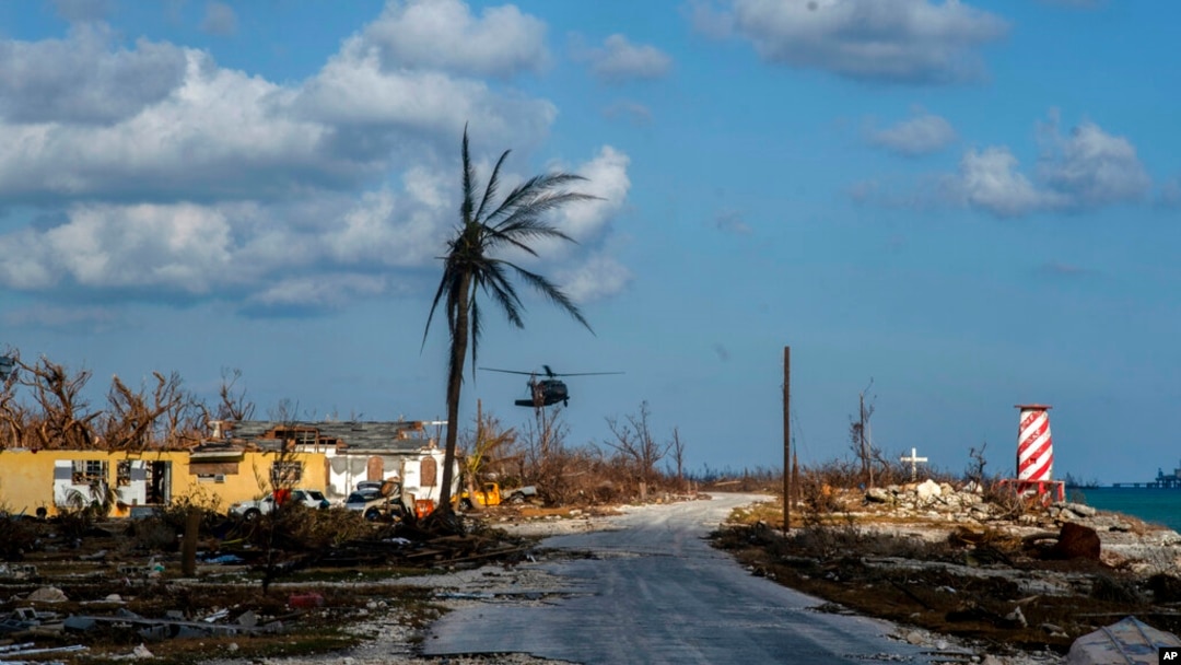 Helikopter leti iznad grada Haj Rok, nakon što je isporučio potrepštine za ljude pogođene razaranjem koje je iza sebe ostavio uragan Dorijan, na Grand Bahamima, Bahame, 10. septembra 2019. U isim oblastima pada kiša koju donosi tropsta oluja Umberto, 14. septembra 2019.