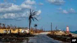 Un helicóptero sobrevuela el poblado de High Rock tras entregar suministros luego de la devastación dejada por el huracán Dorian, en la isla Gran Bahama, Bahamas, 10 de septiembre de 2019. Las mismas zonas recibieron lluvias de la tormenta tropical Humberto el sábado.