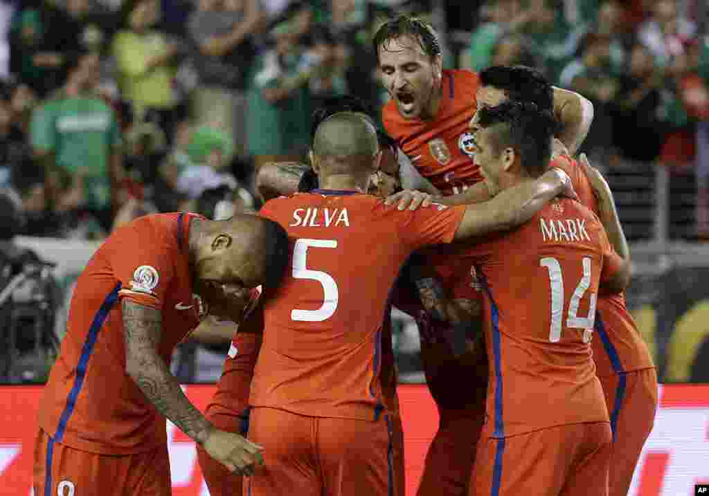 &#39;Yan wasan Chile sun hadu su na murna a bayan da Edson Puch ya jefa kwallo a ragar &#39;yan Mexico a wasan kwata fainal da suka buga na gasar Copa America a filin wasa na Levi&#39;s Stadium dake Santa Clara, a Jihar California