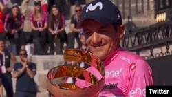 El ciclista ecuatoriano Richard Carapaz, abraza el trofeo tras ganar el Giro D'Italia, dando por primera vez ese honor a su país. Foto: @Movistar_Team