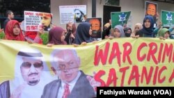 Islamic Human Rights Alliance (IHRA) dan Aliansi Anti Perang (A2P) melakukan unjuk rasa di depan Kedutaan Arab Saudi di Jakarta (4/1). (VOA/Fathiyah Wardah)