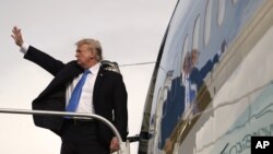 U.S. President Donald Trump waves goodbye as he enters Air Force One in Manila, Philippines, Nov. 14, 2017.