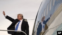 Presiden Amerika Serikat Donald Trump melambaikan tangan saat memasuki pesawat Kepresidenan AS, Air Force One, setelah menghadiri KTT Asia Timur, Selasa, 14 November 2017, di Manila, Filipina. Trump menyelesaikan lawatan ke lima negara Asia dengan mengunjungi Jepang, Korea Selatan, China, Vietnam dan Filipina.