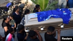 Familiares y amigos lloran las muertes de las víctimas de un accidente de bus en Santo Domingo Los Ocotes, Guatemala, el 11 de febrero de 2025. REUTERS/Cristina Chiquin