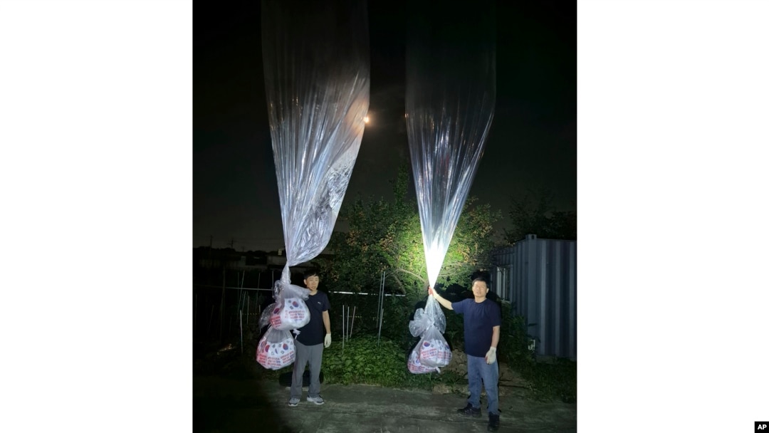 Activistas surcoreanos con globos con propaganda antinorcoreana en Paju, cerca de la frontera con Corea del Norte, el 20 de junio del 2024. Foto entregada por el grupo Luchadores por una Corea del Norte Libre