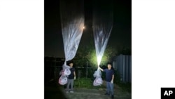 Activistas surcoreanos con globos con propaganda antinorcoreana en Paju, cerca de la frontera con Corea del Norte, el 20 de junio del 2024. Foto entregada por el grupo Luchadores por una Corea del Norte Libre