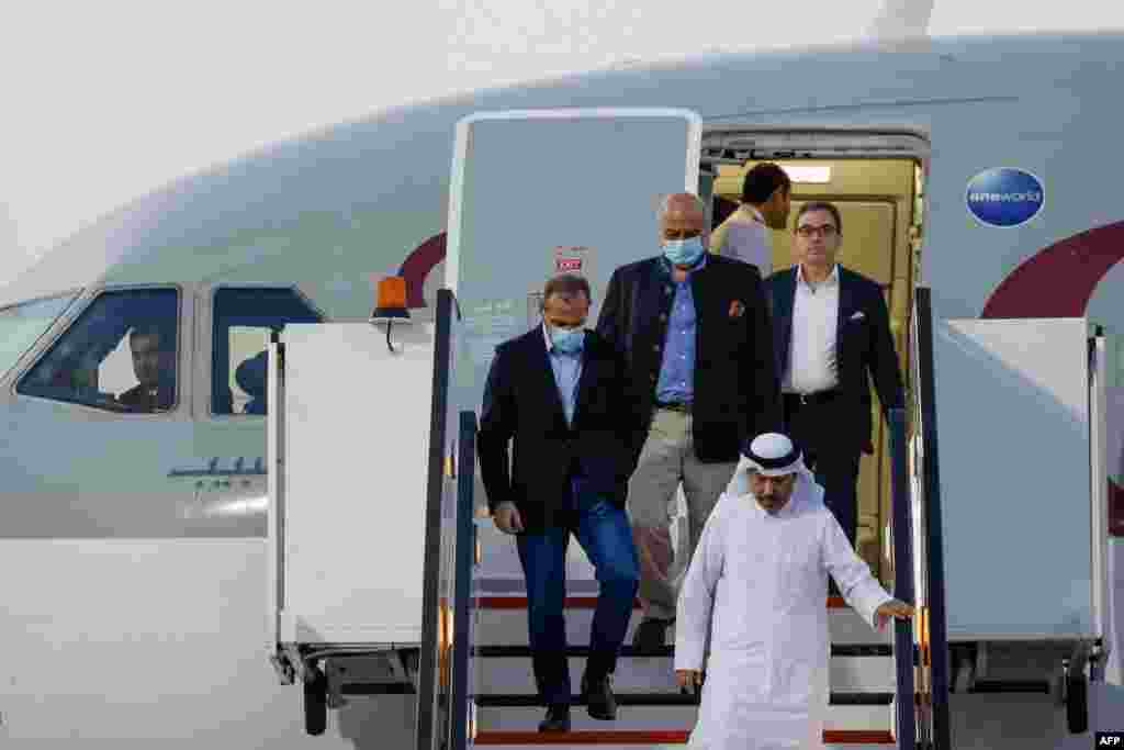 شهروندان آمریکایی آزادشده پس از ورود به دوحه از هواپیما پیاده میٔ&zwnj;شوند (دوشنبه ۲۷ شهریور) 