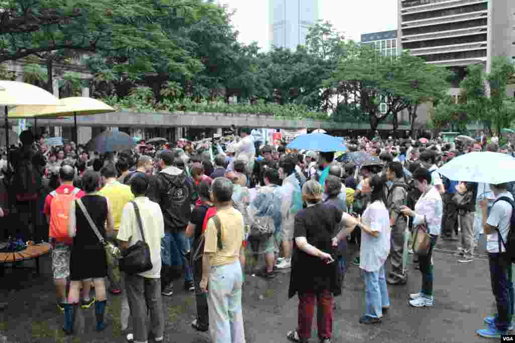 香港数百人在遮打花园和美国驻香港总领事馆前声援斯诺登（美国之音海彦拍摄）