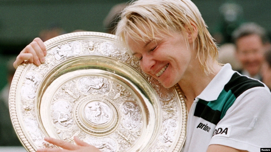 Jana Novotna memeluk Piala Wimbledon setelah mengalahkan Nathalie Tauziat dari Perancis di final Tunggal Putri Wimbledon, 4 Juli 1998. (Foto:Dok)