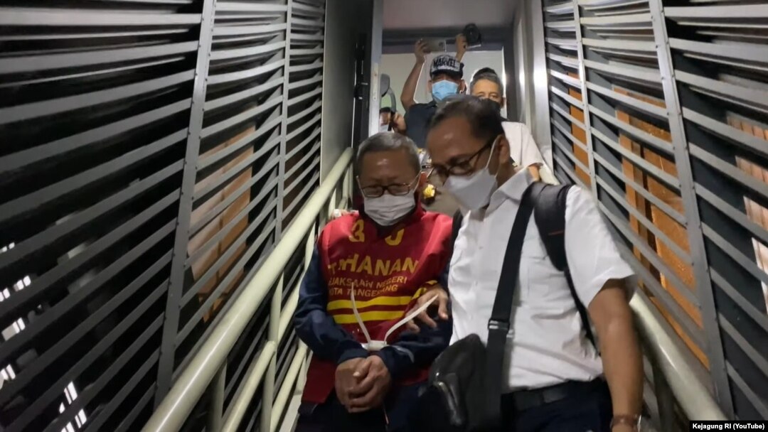 Buronan Adelin Lis tiba di Jakarta dari Singapura pada Sabtu, 19 Juni 2021. (Foto: Tangkapan layar Youtube Kejaksaan RI)
