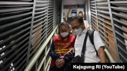 Buronan Adelin Lis tiba di Jakarta dari Singapura pada Sabtu, 19 Juni 2021. (Foto: Tangkapan layar Youtube Kejaksaan RI)