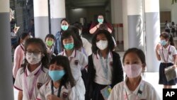 3일 인도네시아 자카르타 외곽 난양학교에서 신종 코로나바이러스 방역을 위해 마스크를 쓴 학생과 교직원들.