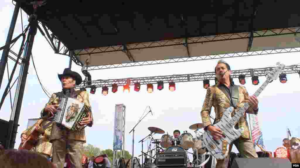 Los Tigres del Norte ofrecen un concierto gratuito en la Alameda Nacional de Washington en apoyo a una reforma inmigratoria.