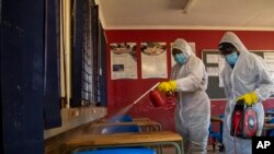지난 1일 남아프리카 요하네스버그의 중학교에서 보건 관계자들이 신종 코로나바이러스 방역 작업을 하고 있다.