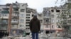 Un residente local mira su casa, dañada por un ataque con cohetes rusos en Sloviansk, región de Donetsk, Ucrania, el viernes 14 de abril de 2023.