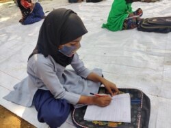Young students are being taught math at an outdoor class in Righer. (Anjana Pasricha/VOA)