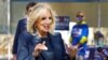 Jill Biden habla con los periodistas mientras hace campaña a favor de su esposo en San Petersburgo, Florida, en noviembre de 2020.