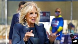 Jill Biden habla con los periodistas mientras hace campaña a favor de su esposo en San Petersburgo, Florida, en noviembre de 2020.