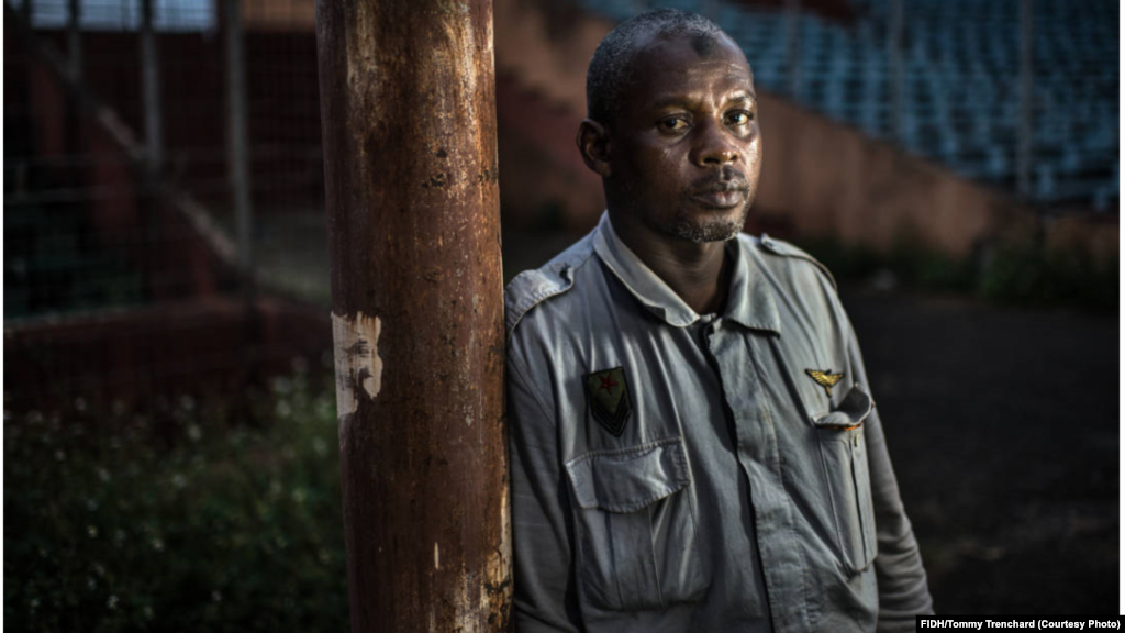 Ibrahima Diallo, photographié au stade national où il a été piétiné en essayant de s&rsquo;échapper pendant le massacre du 28 septembre 2009. Crédit FIDH/Tommy Trenchard