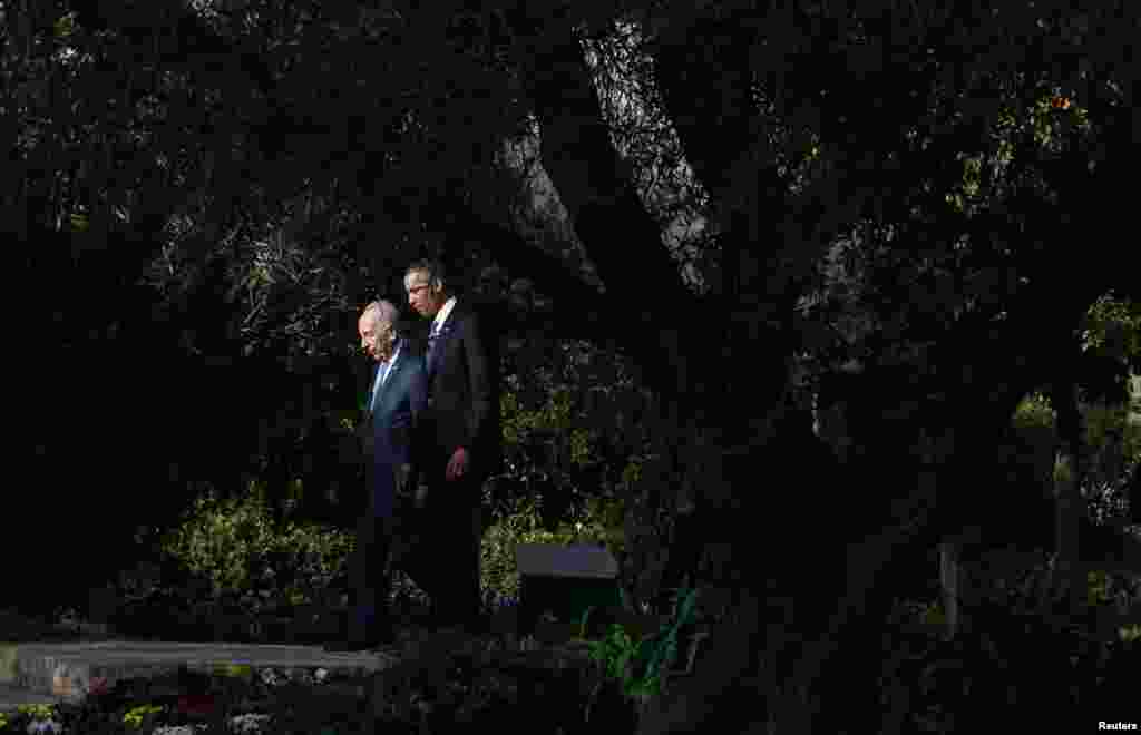 Presiden AS Barack Obama bersama Presiden Israel Shimon Peres di Yerusalem (20/3). 