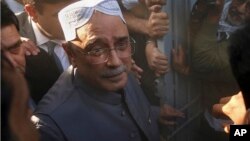 Mantan Presiden Pakistan, Asif Ali Zardari ditahan atas tuduhan pencucian uang jutaan dollar AS (foto: dok).