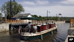 Erie Canal을 지나고 있는 운하용 보트