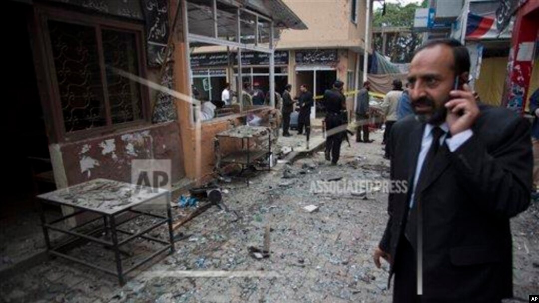 Seorang pengacara Pakistan menelpon di lokasi ledakan bom bunuh diri di komplek pengadilan di ibukota Islamabad, Pakistan, Senin (3/3). 