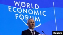 El viceprimer ministro chino Liu He habla en el Foro Económico Mundial de Davos el 17 de enero de 2023.