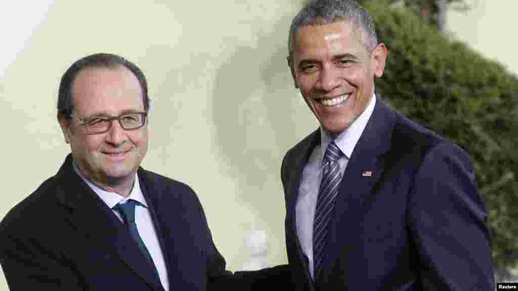 Shugaban Faransa Francois Hollande Daga Hagu, Na Marabtar Shugaban Amurka Barack Obama A Wurin Taron Majalisar Dinkin Duniya Kan Dumamar Yanayi Na Duniya A Bourget Kusa Da Birnin Paris. Nuwamba 30, 2015. &nbsp;