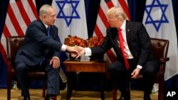 PM Israel Benjamin Netanyahu (kiri) saat bertemu Presiden AS Donald Trump (foto: dok). Pemerintah Israel mendukung dibatalkannya kesepakatan nuklir 2015 dengan Iran. 