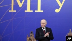 El presidente ruso, Vladimir Putin, durante una ceremonia para otorgar la Orden al Trabajo Valiente a docentes durante una reunión del Consejo de Administración de la Universidad Estatal Lomonosov, en Moscú, Rusia, el viernes 24 de enero de 2025. 