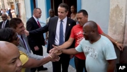 Gubernur negara bagian New York, Andrew Cuomo (tengah) dan politisi New York menyalami warga dalam kunjungan di kota tua Havana, Kuba (20/4).