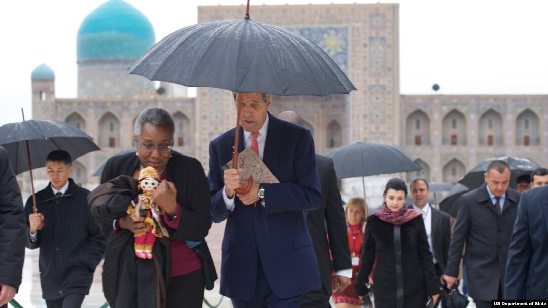 AQSh Davlat kotibi Jon Kerri va O'zbekistondagi elchi Pamela Spratlen, Samarqand, 1-noyabr, 2015-yil