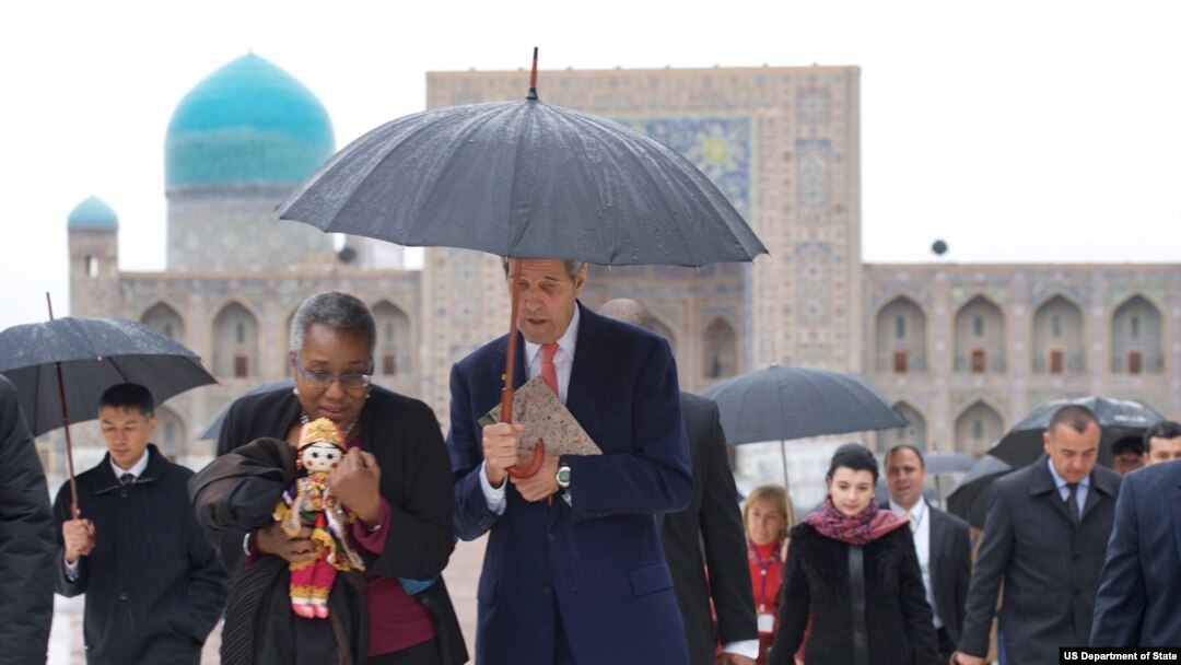 AQSh Davlat kotibi Jon Kerri, Amerikaning O'zbekistondagi elchisi Pamela Spratlen, Samarqand, 1-noyabr, 2015-yil