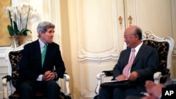 Ngoại trưởng Hoa Kỳ John Kerry, trái, trò chuyện với ông Yukiya Amano, tổng giám đốc Cơ quan Nguyên tử năng Quốc tế, trong một cuộc gặp tại một khách sạn ở Vienna, Áo, 29/6/2015. 