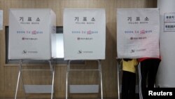 2026년 6월 3일 대한민국 서울의 한 투표소에서 한 남성이 딸과 함께 지방선거 투표를 하고 있다. (자료사진)