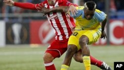 Junior Kabananga d’Astana, à droite, en duel avec Esteban Cambiasso d’ Olympiakos lors du match de football du Groupe B d'Europa League entre Astana et Olympiakos à Astana, au Kazakhstan, 3 novembre 2016. 