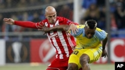 Junior Kabananga d’Astana, à droite, en duel avec Esteban Cambiasso d’Olympiakos lors d'un match d'Europa League entre Astana et Olympiakos, au Kazakhstan, 3 novembre 2016.