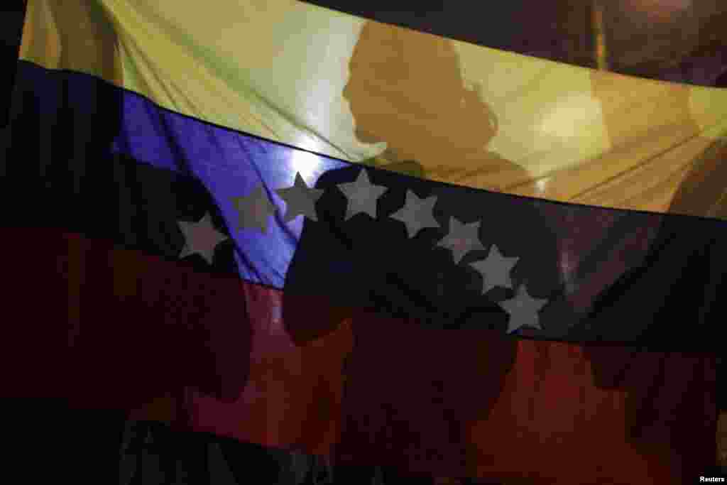 Shadows are cast on a Venezuelan national flag during a protest supporting Venezuelan opposition leader Henrique Capriles in Panama City April 15, 2013.&nbsp;