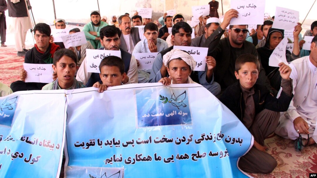 Para pengunjuk rasa untuk perdamaian memegang spanduk dalam unjuk rasa di Lashkar Gah, Ibu Kota Provinsi Helmand, 31 Maret 2018. 